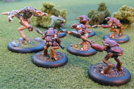 A hungry Devanu attacks a small group of Fubarnii militia