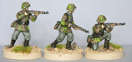 TQD-GS9   WAFFEN SS IN M38/40 EARLY TYPE SMOCKS WITH K98S