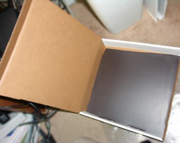 Box with magnet-lined bottom